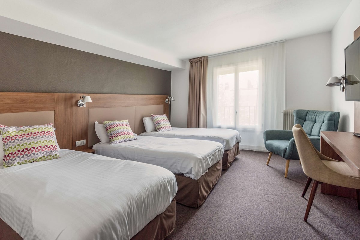 1 bedroom, premium bedding, desk, laptop workspace