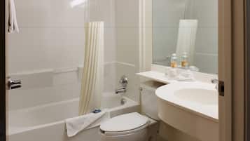 Un baño moderno con bañera, inodoro y lavamanos.