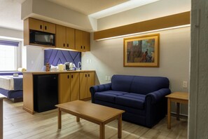 Standaard suite, 1 queensize bed met slaapbank | Een bureau, een laptopwerkplek, geluiddichte muren