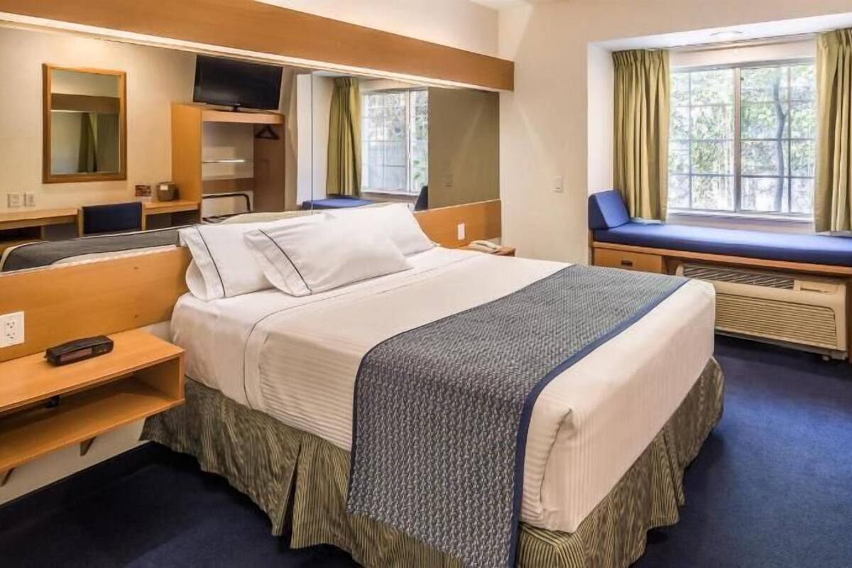 Bureau, espace de travail pour ordinateur portable