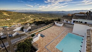 A rooftop pool with a view of a terraced vineyard and mountains in the distance. - Rusticae Las Casas del Cónsul (Úbeda)