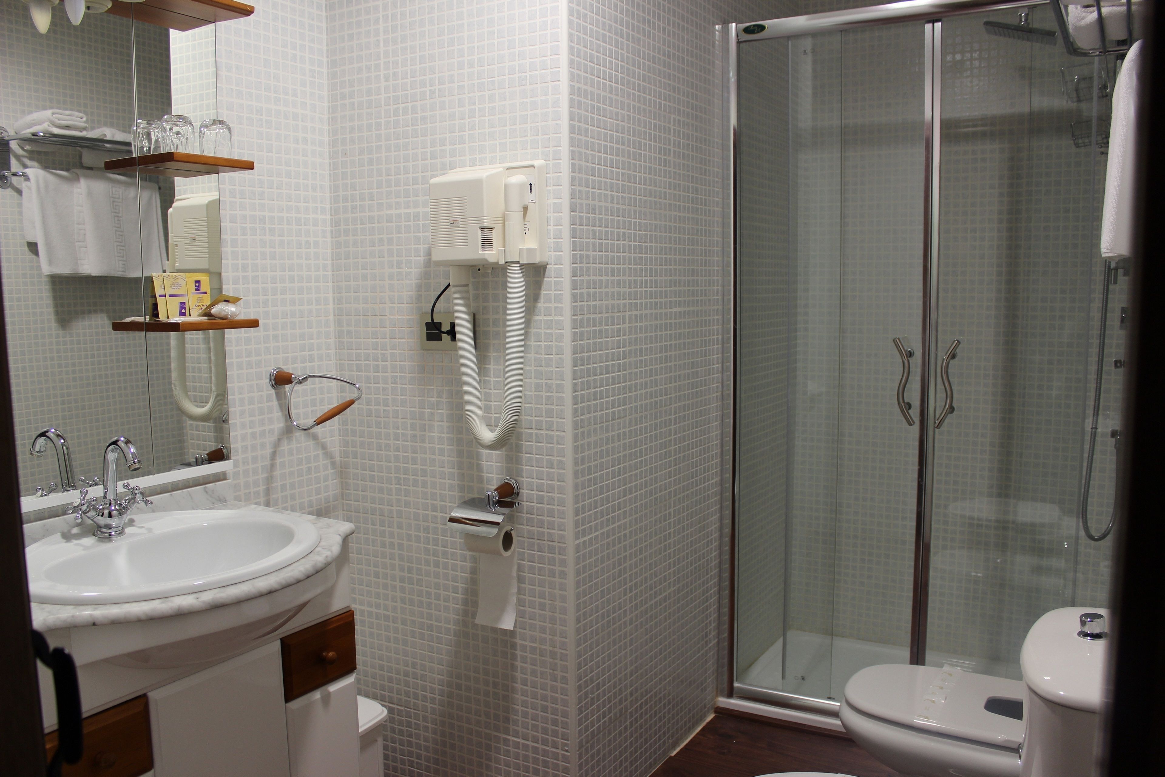 double room | bathroom | shower, hydromassage showerhead, free toiletries, hair dryer