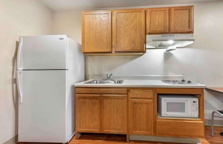 Estúdio standard, 1 cama de casal, para não fumantes, geladeira e micro-ondas | Cozinha privada | Geladeira, micro-ondas, cooktop, freezer