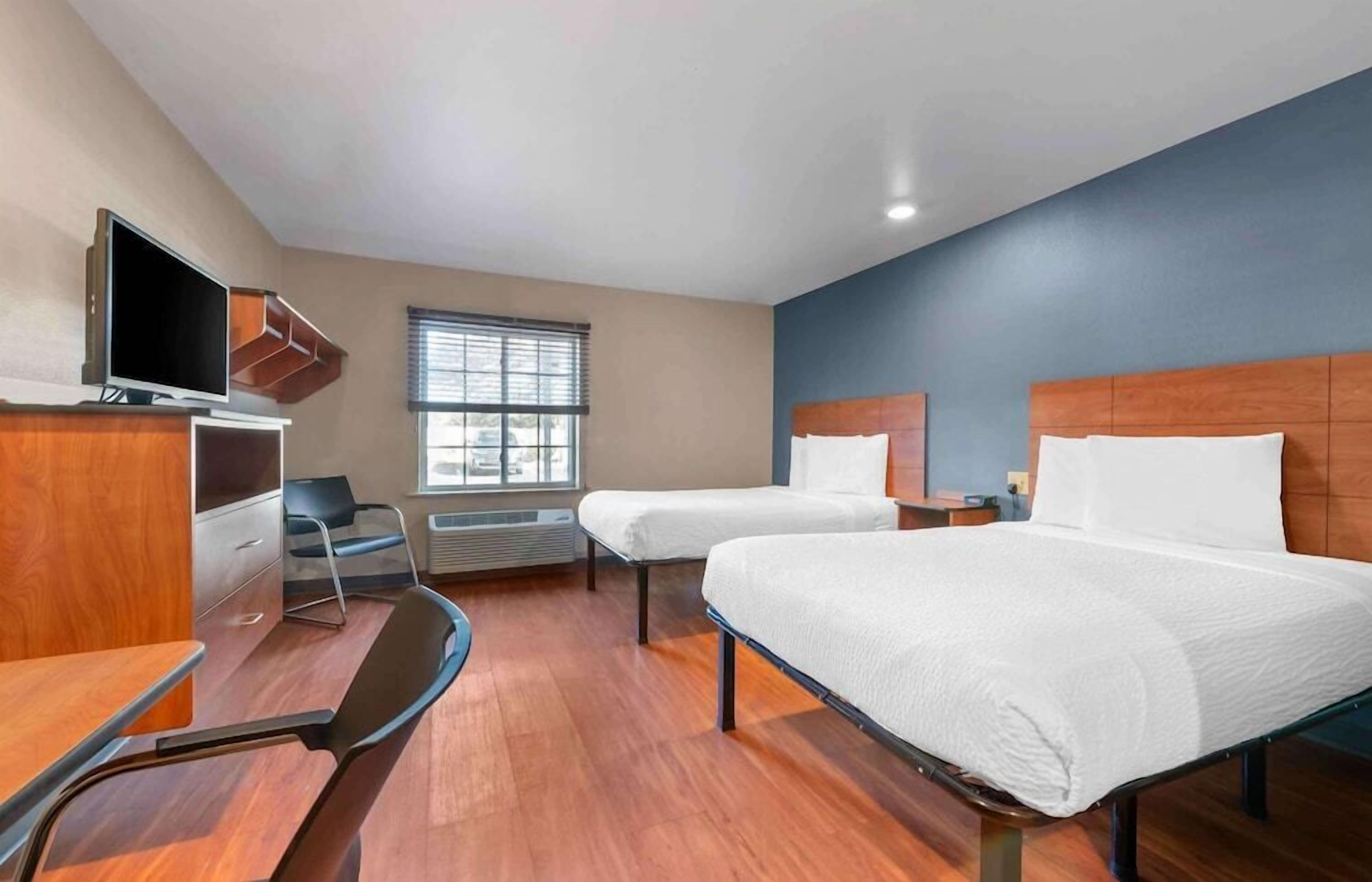 Desk, laptop workspace, iron/ironing board, free WiFi