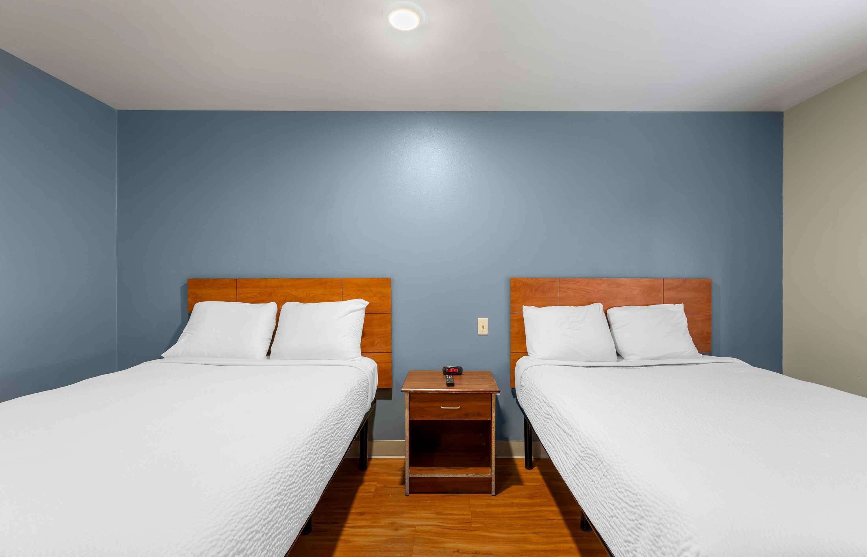 Habitación doble estándar, 2 camas matrimoniales, para no fumadores, refrigerador y microondas | Escritorio y espacio para trabajar con laptop 