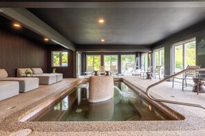 Bathtub spa indoor