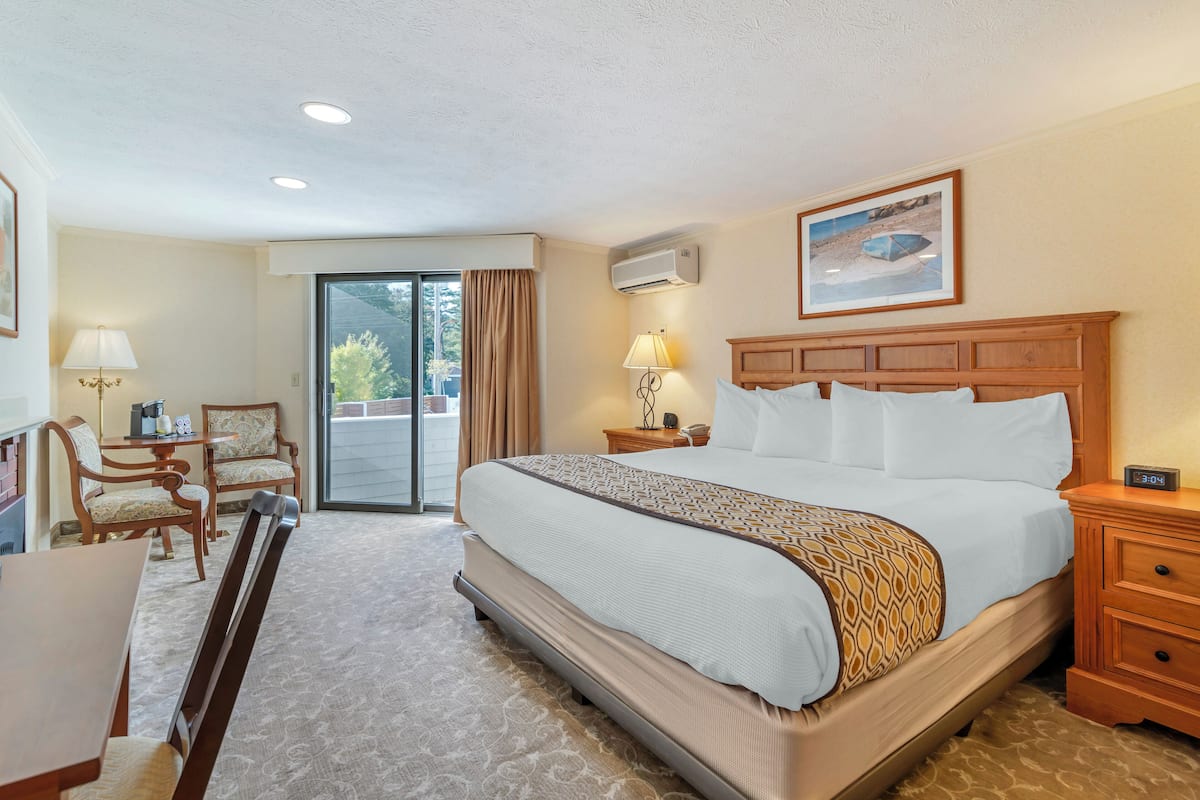 Standard Room, 1 King Bed (Main Resort, Stairs Only) | Individually decorated, individually furnished, desk, iron/ironing board