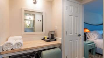 1 King, Seagrass | Bathroom | Free toiletries, hair dryer, towels, soap