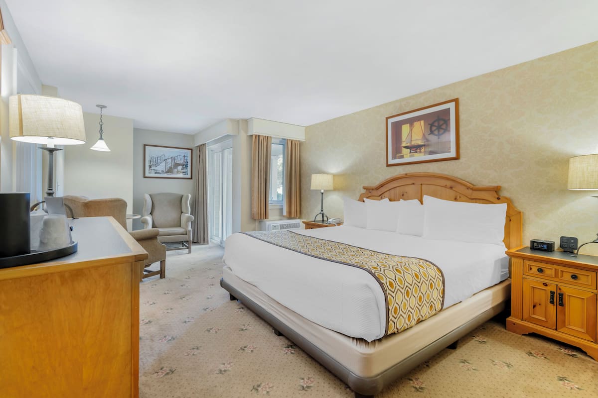 Room, 1 King Bed, Accessible (Main Resort) | Individually decorated, individually furnished, desk, iron/ironing board