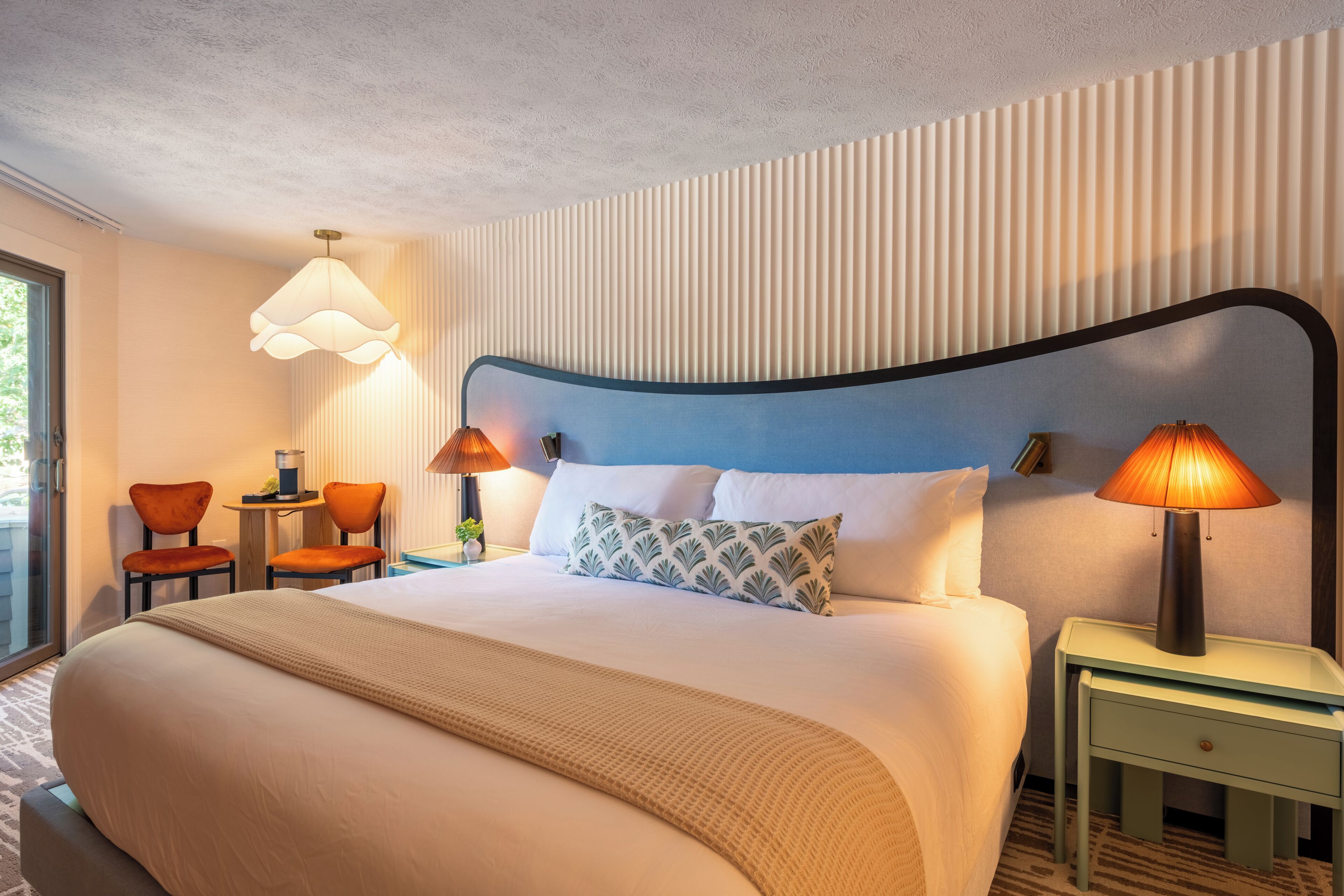 Ropa de cama hipoalergénica y tabla de planchar con plancha 