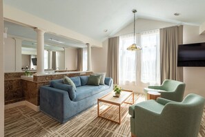 Meadowmere Signature Grand Suite | Hypo-allergenic bedding, iron/ironing board, free WiFi, bed sheets