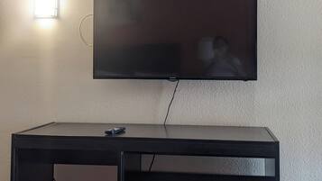 Iron/ironing board, free WiFi, bed sheets