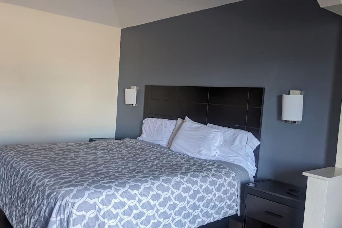 Iron/ironing board, free WiFi, bed sheets
