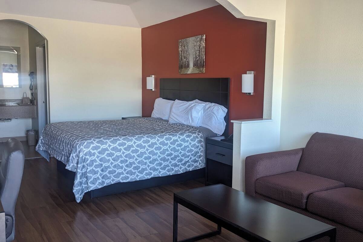 Iron/ironing board, free WiFi, bed sheets