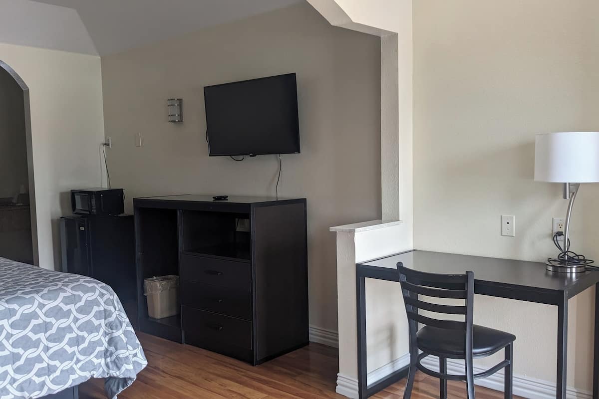 Iron/ironing board, free WiFi, bed sheets