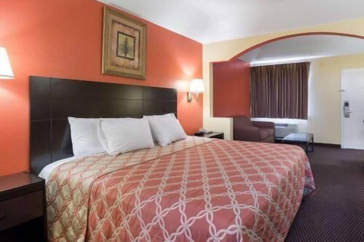 Iron/ironing board, free WiFi, bed sheets