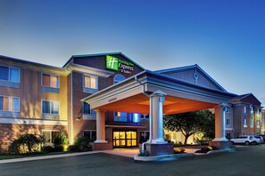 A Holiday Inn Express & Suites hotel with a covered entrance, brick facade, and a well-lit parking area. - Holiday Inn Express Hotel & Suites Lancaster-Lititz by IHG (Lititz)