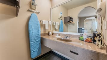 Suite empresarial, 1 cama King size, para no fumadores | Baño | Secadora de cabello y toallas