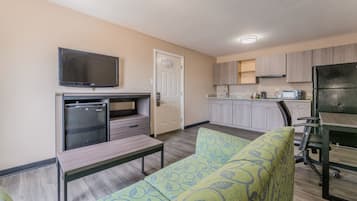 Room, 1 King Bed, Non Smoking, Kitchenette | Private kitchen | Mini-fridge, microwave, coffee/tea maker