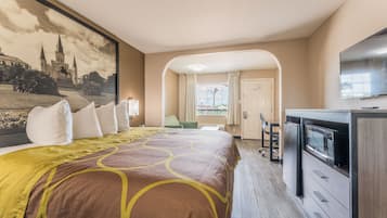 Een bureau, een strijkplank/strijkijzer, gratis wifi, beddengoed