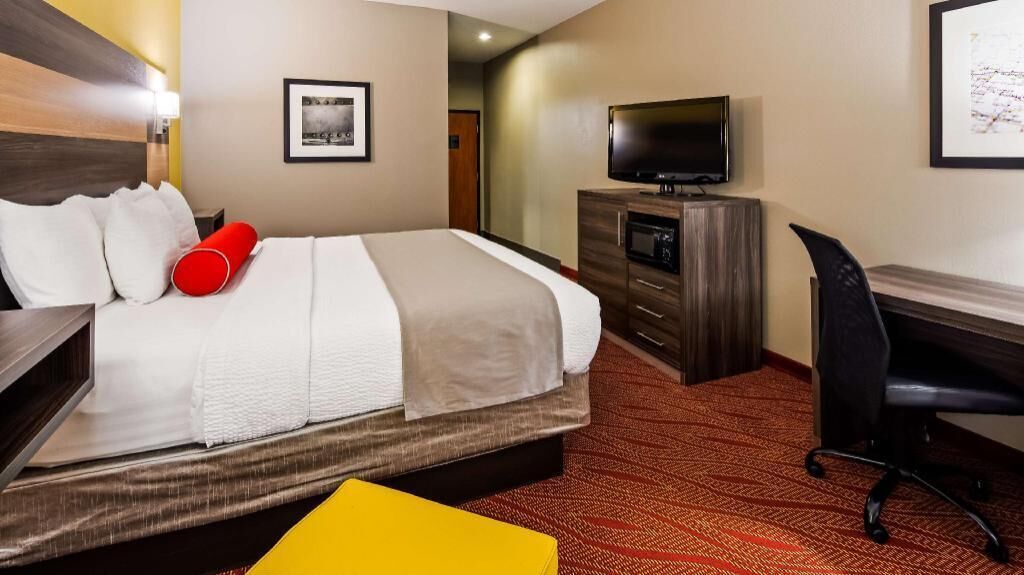 In-room safe, desk, laptop workspace, iron/ironing board