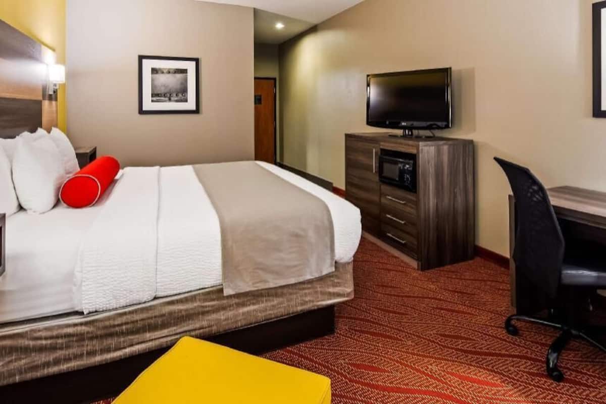 In-room safe, desk, laptop workspace, iron/ironing board