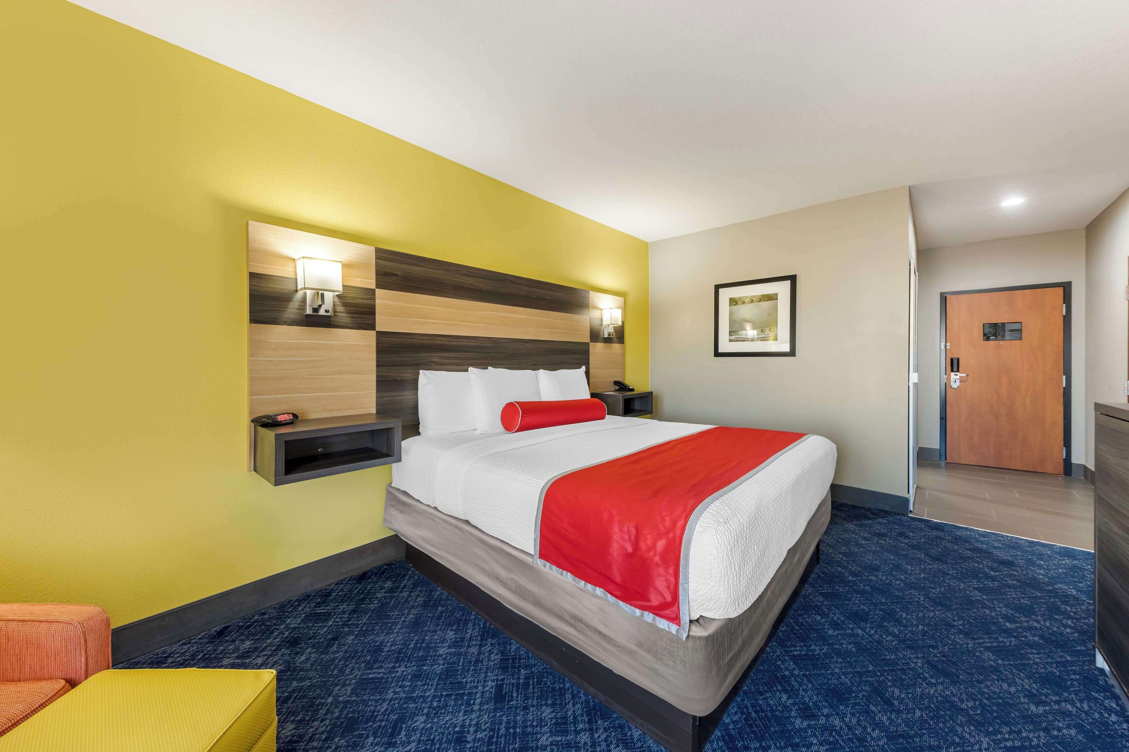 standard room, 1 king bed, non smoking, microwave | in-room safe, desk, laptop workspace, iron/ironing board