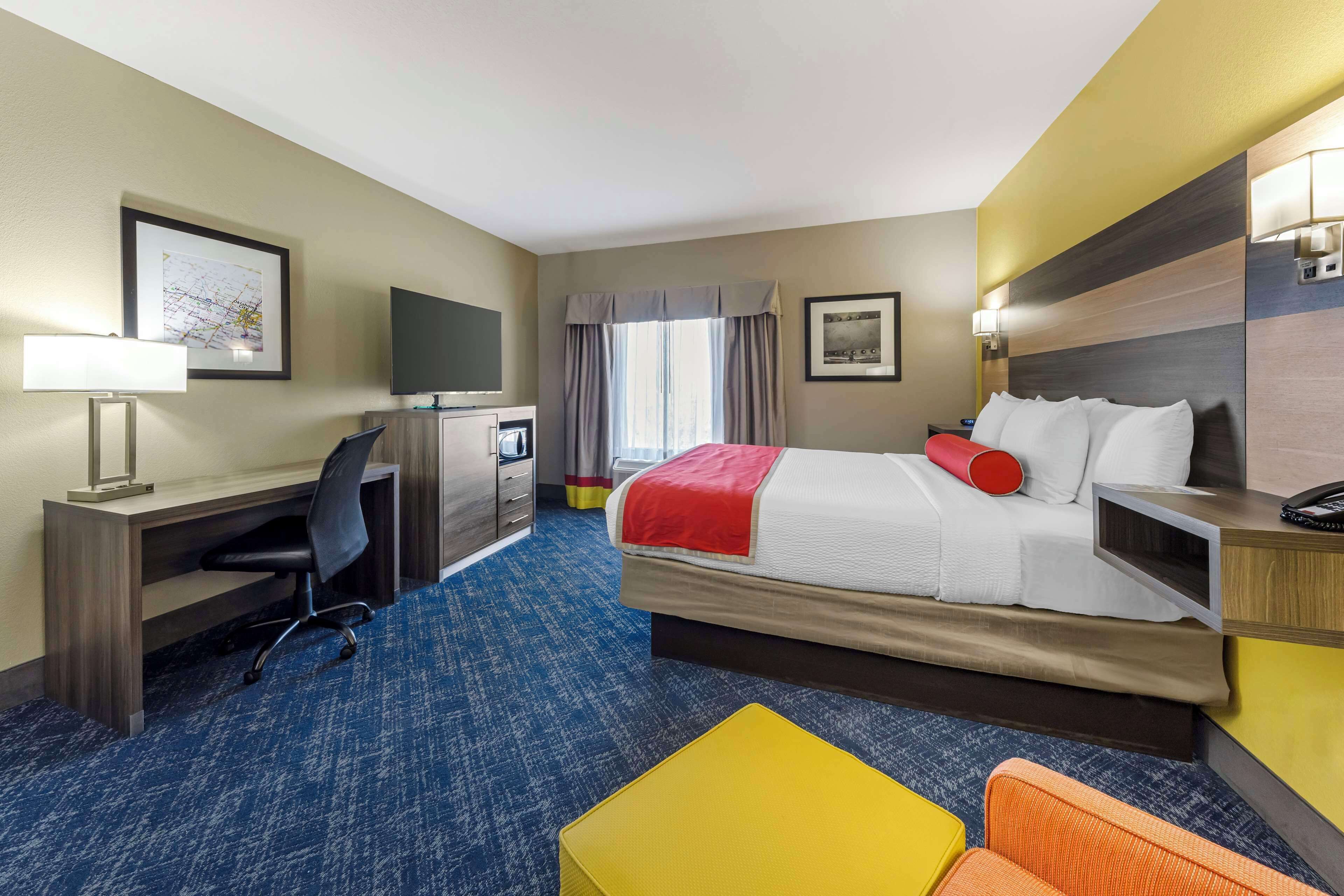 standard room, 1 king bed, non smoking, jetted tub | in-room safe, desk, laptop workspace, iron/ironing board