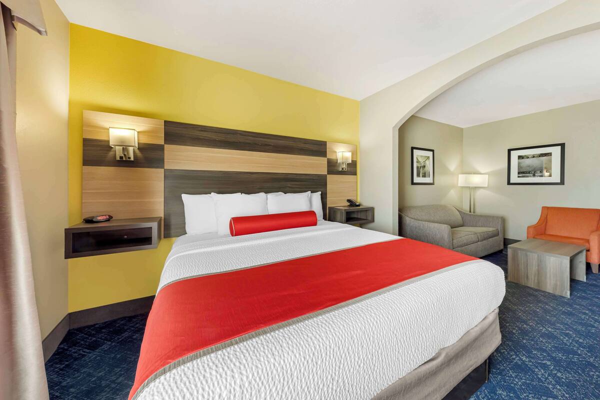 Suite, 1 King Bed, Non Smoking, Refrigerator & Microwave | In-room safe, desk, laptop workspace, iron/ironing board