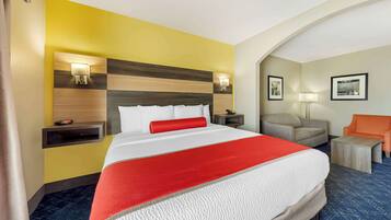 Suite, 1 kingsize bed, niet-roken, koelkast & magnetron | Een kluis op de kamer, een bureau, een laptopwerkplek