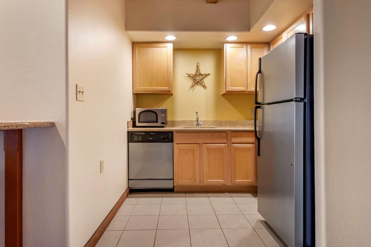 suite, multiple beds, non smoking | pillow-top beds, individually decorated, desk, laptop workspace