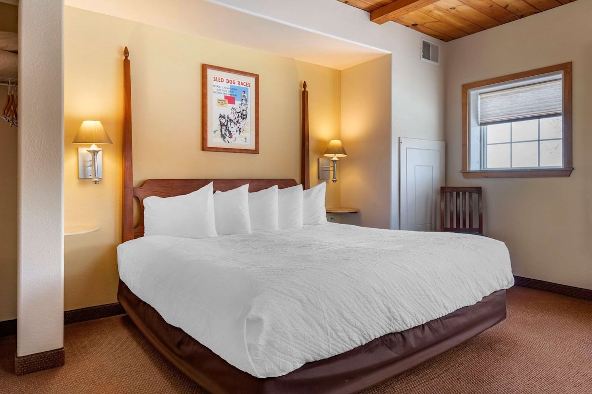 suite, multiple beds, non smoking | pillow-top beds, individually decorated, desk, laptop workspace