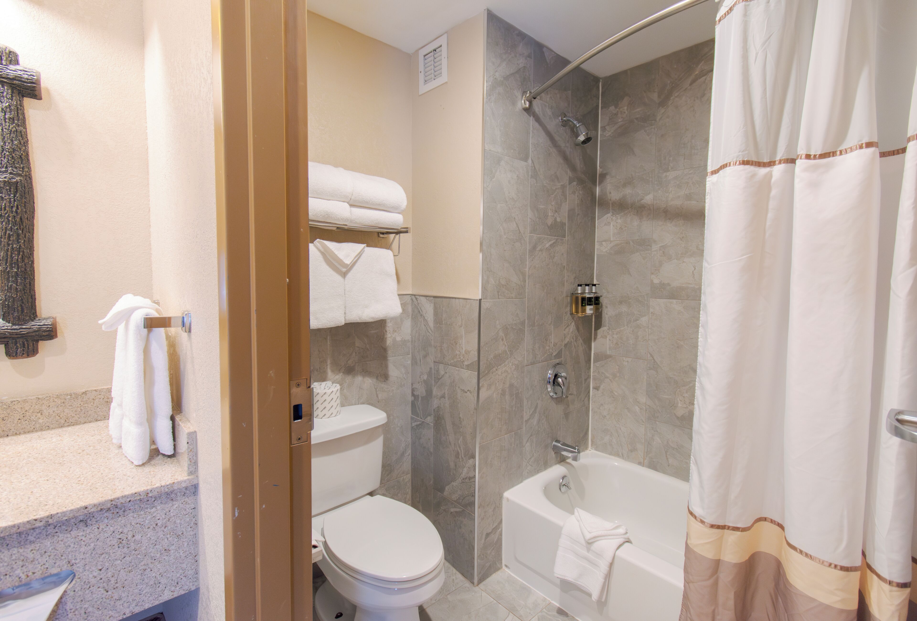 Un baño con inodoro, bañera y ducha.