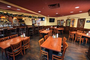 3 restaurants, lunch served