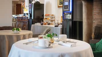 Desayuno continental diario (EUR 25 por persona)