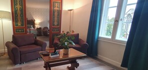 Junior Suite, Multiple Beds | Living area