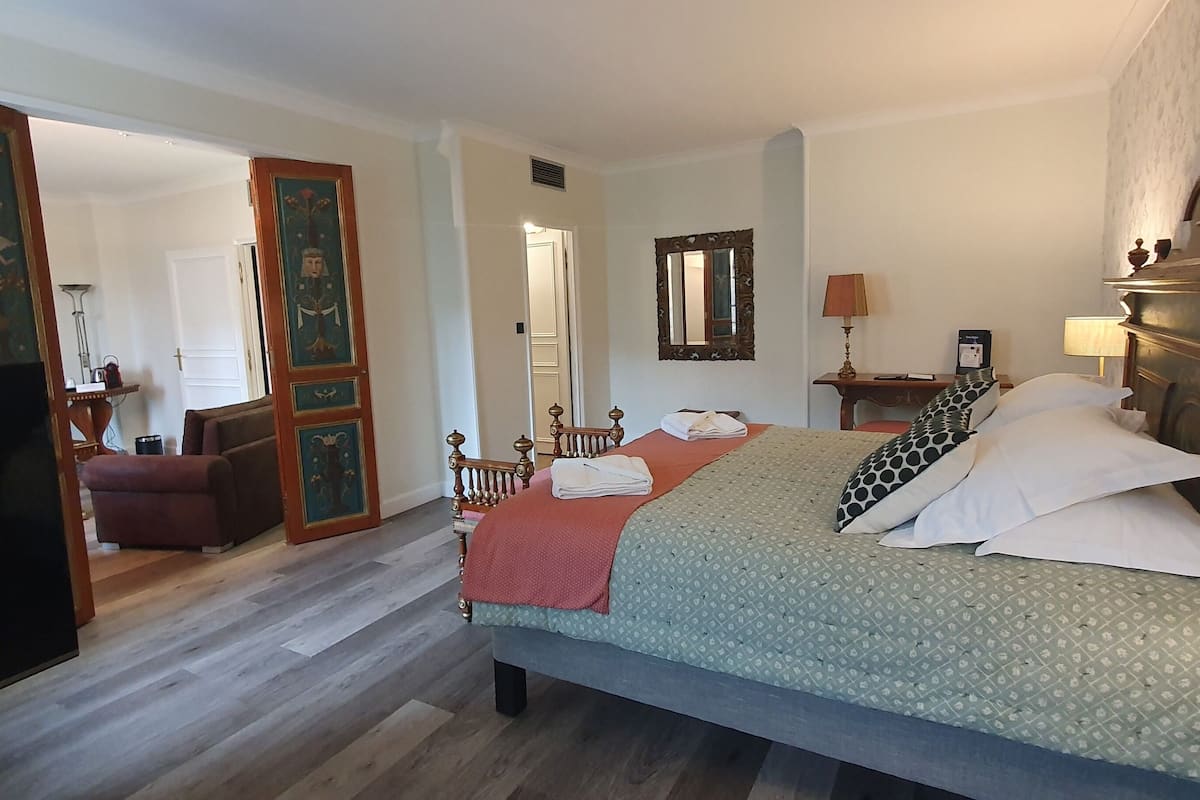 Suite júnior, diversos llits | 1 dormitori, roba de llit d'alta qualitat i minibar