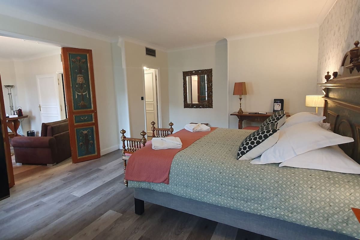 Suite junior, varias camas | 1 habitación, ropa de cama de alta calidad y minibar