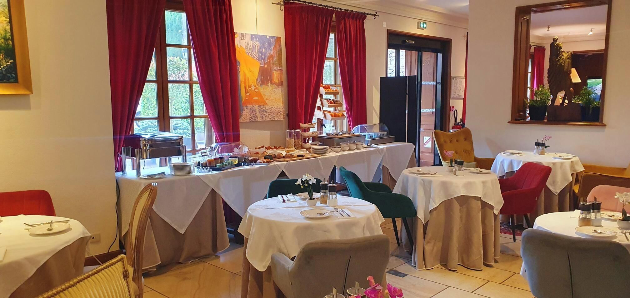 daily continental breakfast (eur 25 per person)