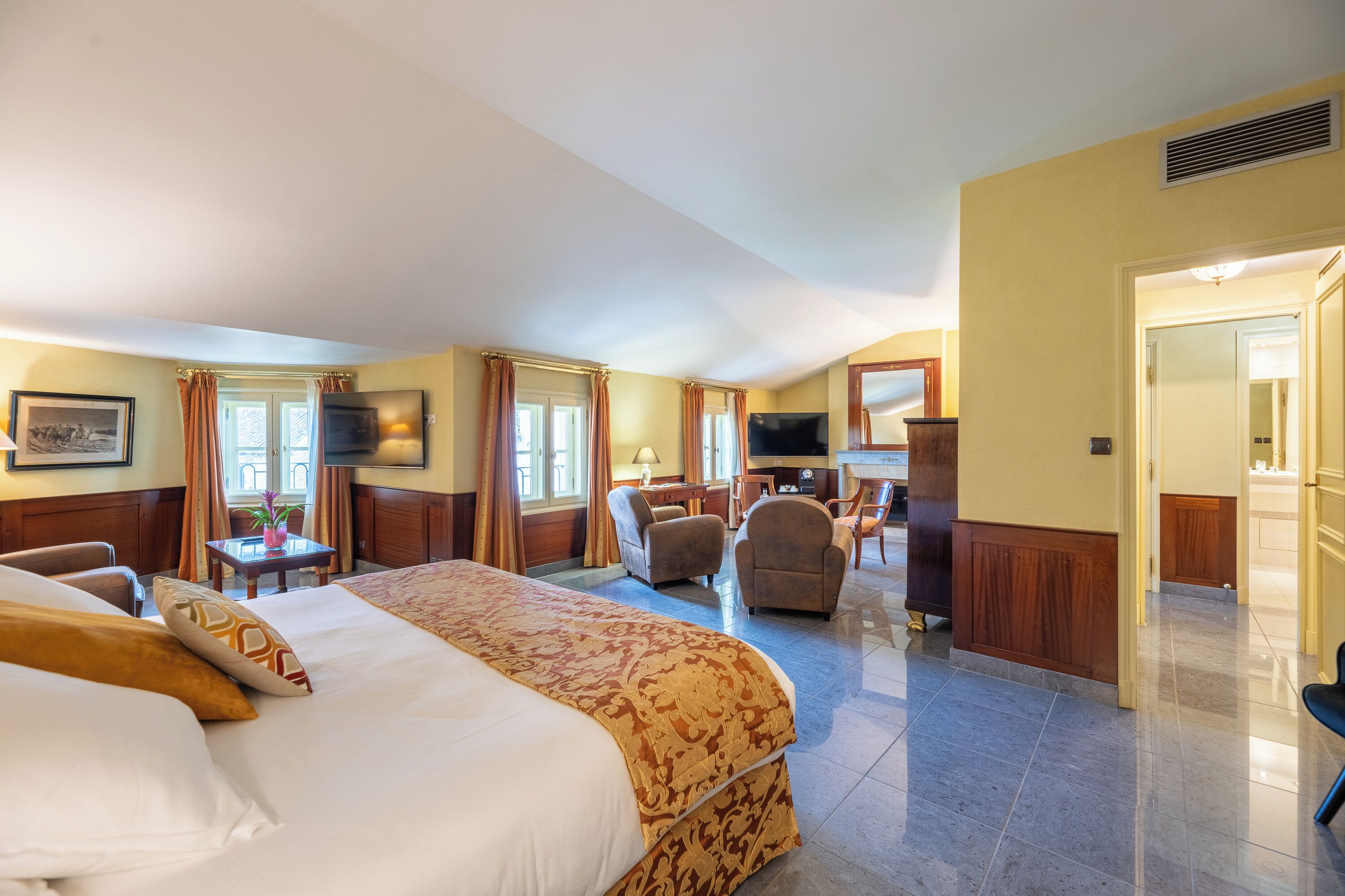 Roba de llit d'alta qualitat, minibar i caixa forta a l'habitació 