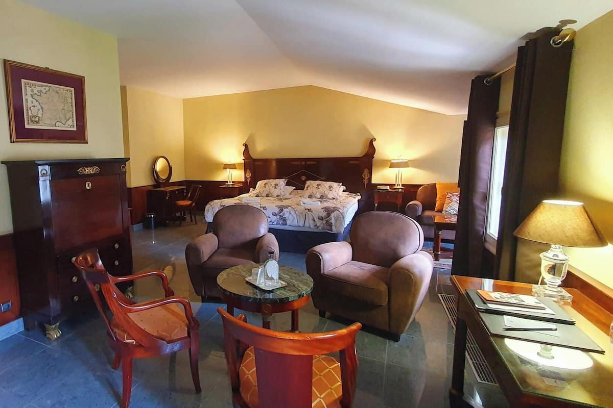 Suite junior | 1 habitación, ropa de cama de alta calidad y minibar