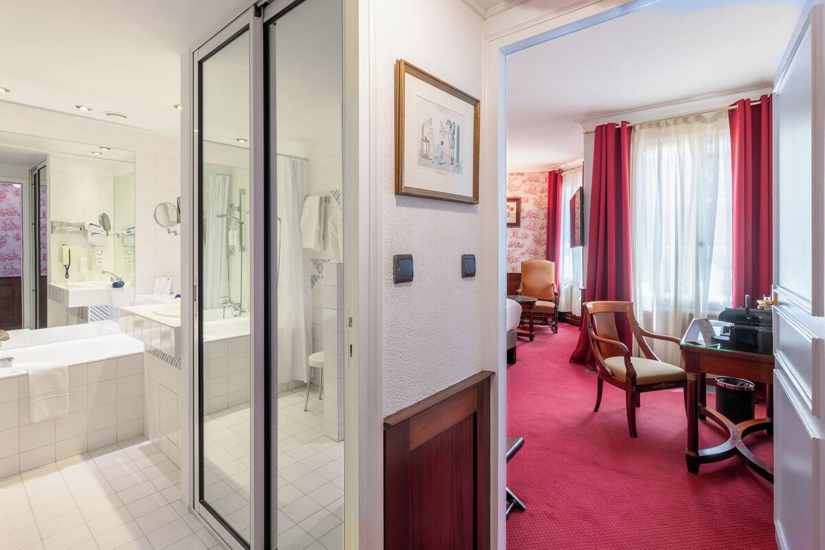 deluxe double room | bathroom | free toiletries, hair dryer, bathrobes, slippers