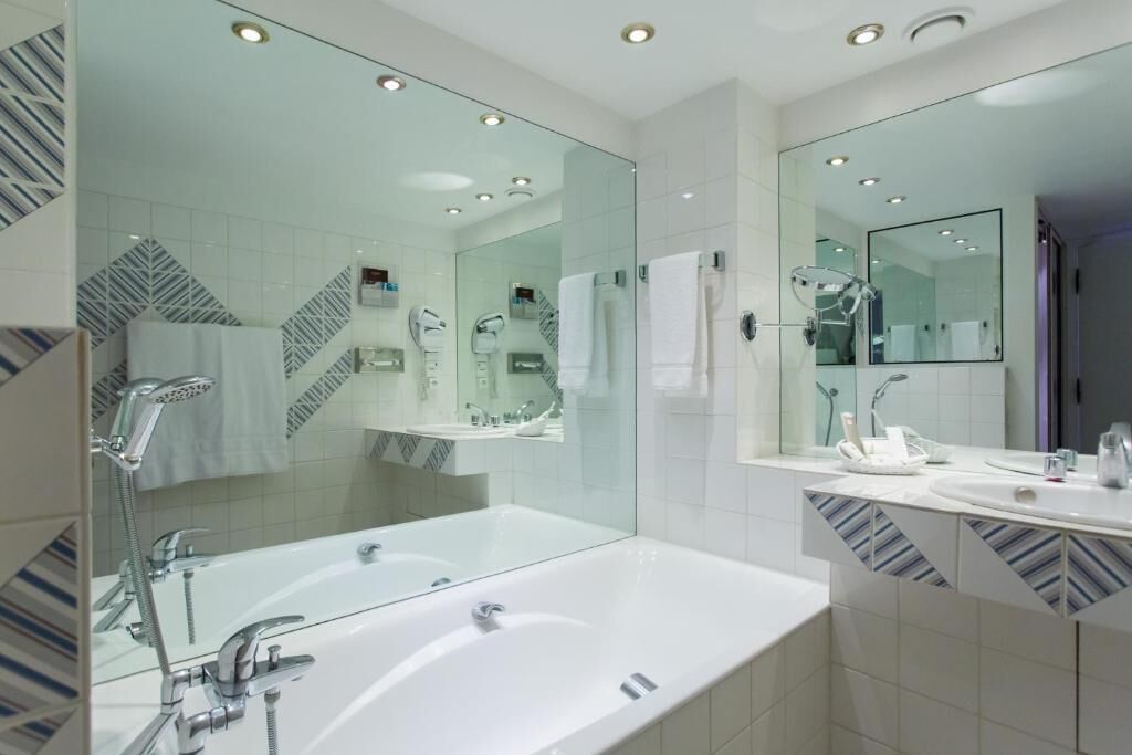deluxe double room | bathroom | free toiletries, hair dryer, bathrobes, slippers