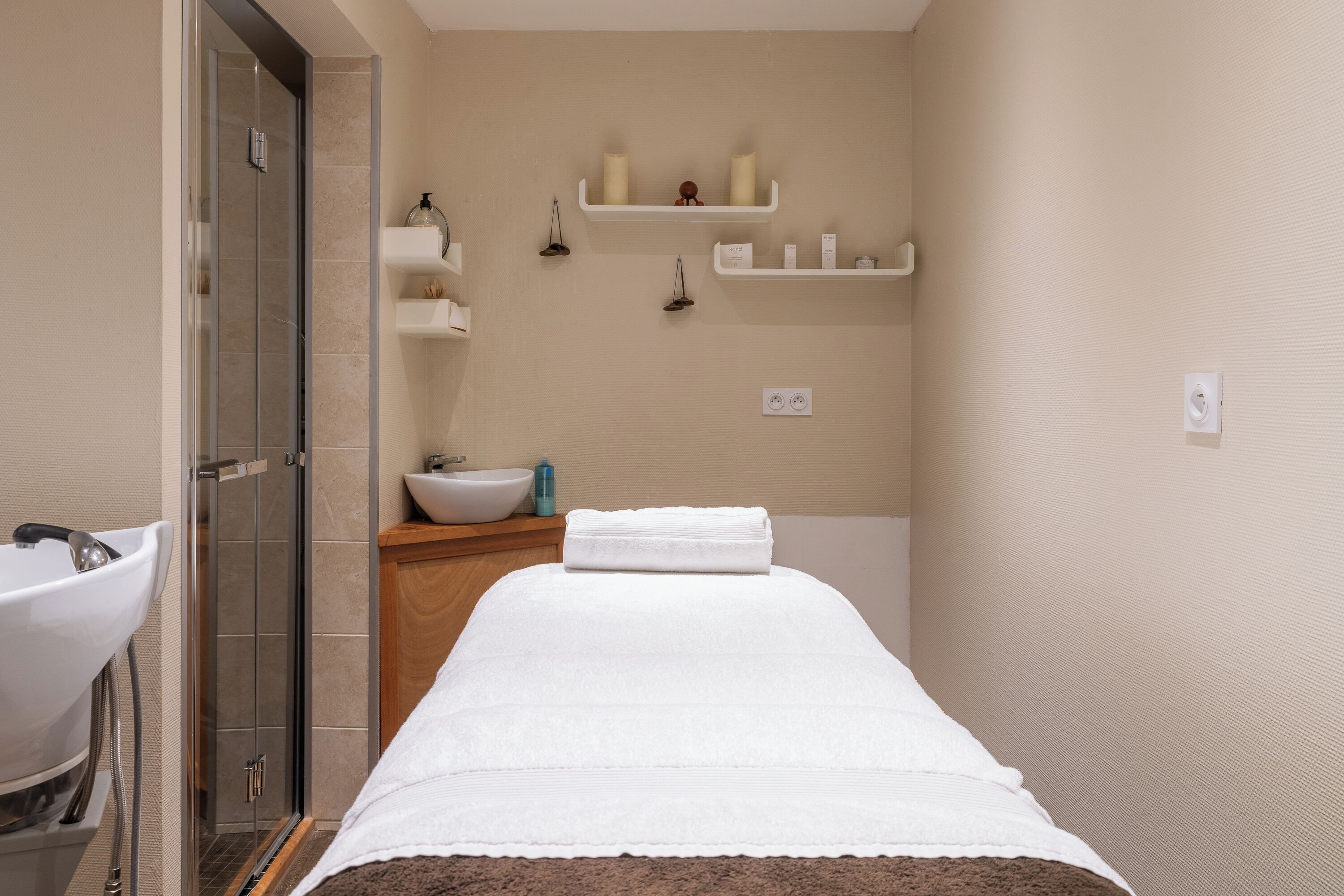 sauna, hot tub, steam room, body treatments, body wraps, body scrubs