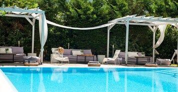 Una piscina al aire libre de temporada