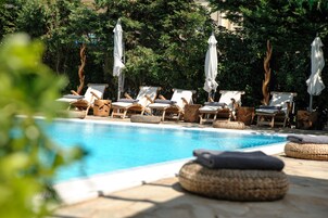 Una piscina al aire libre de temporada