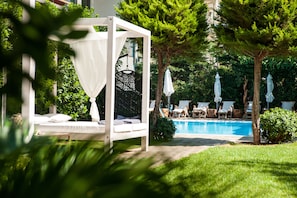 Una piscina al aire libre de temporada