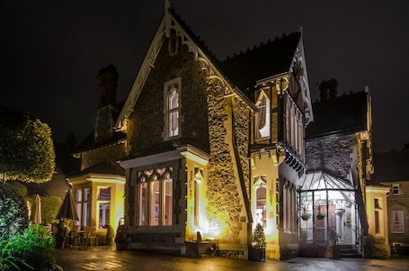 Fachada de la propiedad por la tarde o noche