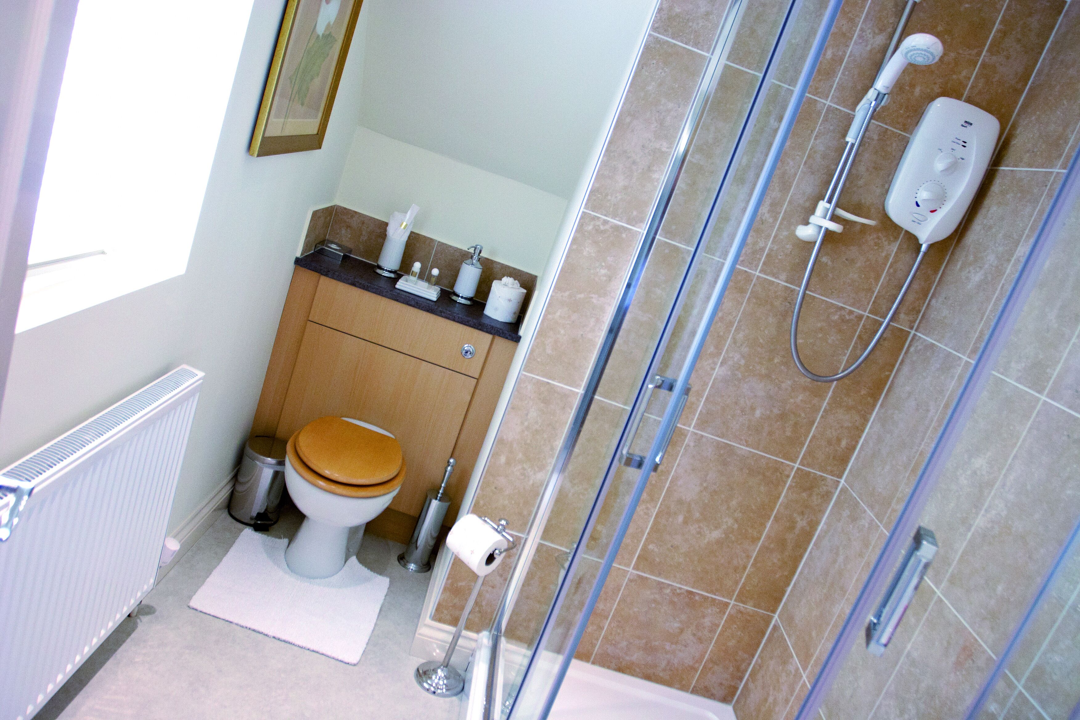 superior double room | bathroom | combined shower/bathtub, free toiletries, hair dryer, towels