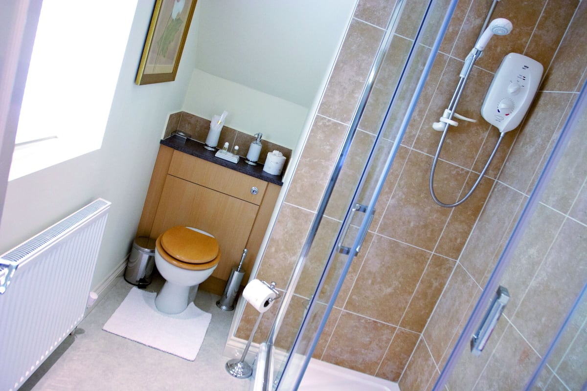 superior double room | bathroom | combined shower/bathtub, free toiletries, hair dryer, towels